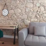 Calle Real Con Patio Apartment