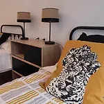 Calle Real Con Patio Apartment