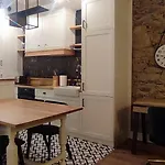 Calle Real Con Patio Apartment