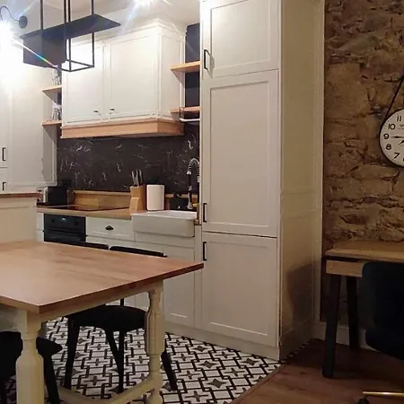 Calle Real Con Patio アパート